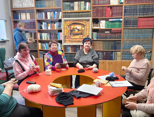 В Центральной библиотеке Лобни прошёл мастер-класс по вязанию изделий для бойцов СВО