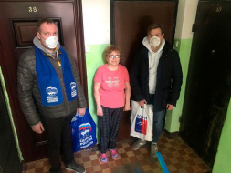 Представители волонтерского центра «Единой России» продолжают оказывать помощь жителям Лобни