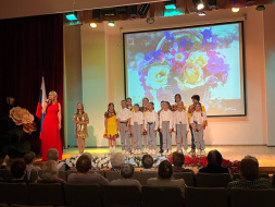 Лобненские школьники поздравили с праздником бабушек и дедушек Лобненские школьники поздравили с праздником бабушек и дедушек