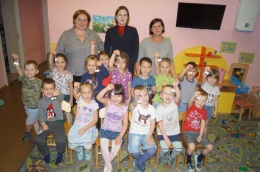 Дорожные полицейские обратили внимание детей и родителей на безопасность пешеходов в темное время суток 