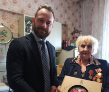 В Лобне ветерана поздравили со 100-летним юбилеем В Лобне ветерана поздравили со 100-летним юбилеем