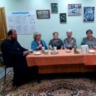 В "Лобненском КЦСОН" настоятель храма Покрова Пресвятой Богородицы провёл беседу с подопечными на тему Брак, дети, семья