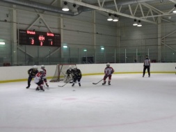 Лобненская команда “Крылья” обыграла Подольск на первенстве по хоккею