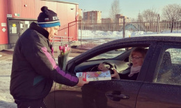 Муниципальные депутаты поздравили автоледи с Международным женским днем