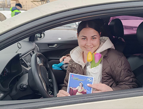 В Лобне сотрудники Госавтоинспекции поздравили женщин-водителей с Международным женским днём