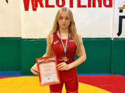 Школьница из Лобни стала призеркой Межрегионального турнира по вольной борьбе