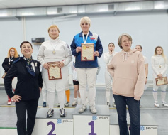 Тренер из Лобни победила в турнире по фехтованию Тренер из Лобни победила в турнире по фехтованию