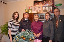 В Лобне полицейские и общественники поздравили с праздником мать погибшего при исполнении сотрудника полиции