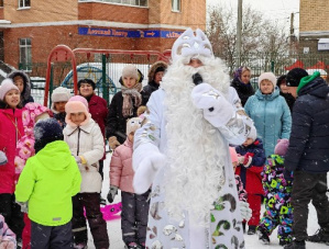 Игра в снежки и хороводы на Красной Поляне: праздники в Лобне продолжаются Игра в снежки и хороводы на Красной Поляне: праздники в Лобне продолжаются