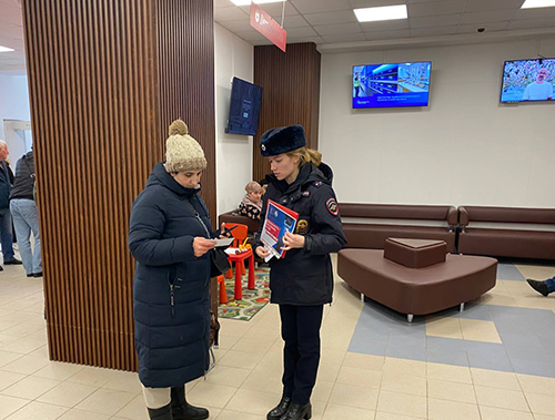 Госавтоинспекторы Лобни проводят профилактические беседы со посетителями МФЦ 