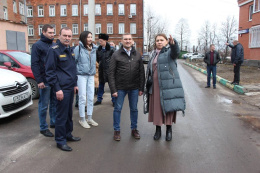 Евгений Баришевский провел осмотр придомовых территорий в мкр. Красная поляна