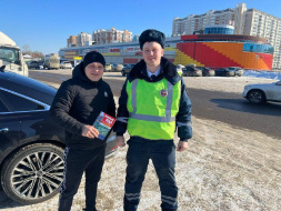 Сотрудники Госавтоинспекции Лобни провели акцию «Праздник отмечаем, но правила соблюдаем» Сотрудники Госавтоинспекции Лобни провели акцию «Праздник отмечаем, но правила соблюдаем»