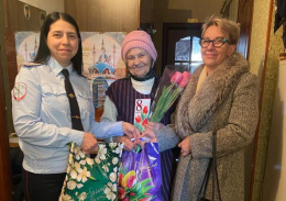 В Лобне поздравили вдову ветерана Великой Отечественной войны и матерей погибших сотрудников отдела полиции В Лобне поздравили вдову ветерана Великой Отечественной войны и матерей погибших сотрудников отдела полиции