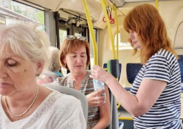 Пассажирам раздают питьевую воду в автобусах и на ж/д станциях Лобни