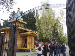 При входе на Краснополянское кладбище установлена часовня