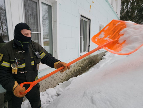 Спортсмены и представители силовых структур Лобни помогли расчистить снег в семейном центре