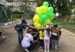 Активисты поздравили воспитанников детских садов "Чайка" и "Колокольчик" с Международным Днём дружбы