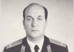 Сотрудники Администрации Лобни поздравили вдову погибшего в Афганистане подполковника с днем рождения Сотрудники Администрации Лобни поздравили вдову погибшего в Афганистане подполковника с днем рождения