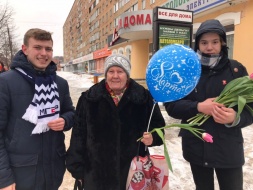 Лобненские единороссы приняли участие в акции  #МилыеЖенщины