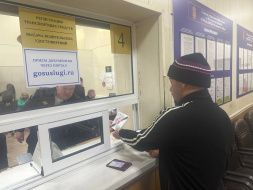 Госавтоинспекторы по городскому округу Лобня провели разъяснительные беседы с посетителями регистрационно-экзаменационного подразделения 