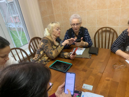 Пенсионеров Лобни научили переводить онлайн Пенсионеров Лобни научили переводить онлайн