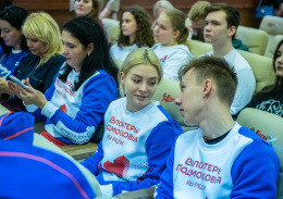 Партийцы Лобни посетили фестиваль в честь Дня добровольца