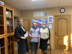 Муниципальный депутат - Светлана Давыдова вручил многодетным семьям сертификаты на льготные парикмахерские услуги