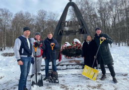 Депутаты муниципального Совета депутатов провели уборку снега на территории мемориалов Великой Отечественной войны