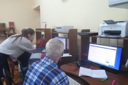 В Краснополянской библиотеке прошел урок компьютерной грамотности для пожилых людей 