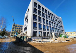 В Лобне завершается устройство фасада здания новой поликлиники