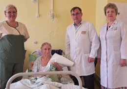 Главврач Лобненской центральной городской больницы поздравил пациентку со 100-летием