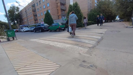 На пешеходных переходах в Лобне укладывают тактильное покрытие На пешеходных переходах в Лобне укладывают тактильное покрытие