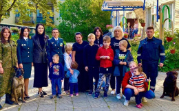 К воспитанникам Семейного Центра «Лобненский» пришли в гости кинологи К воспитанникам Семейного Центра «Лобненский» пришли в гости кинологи