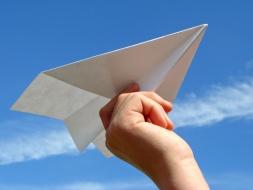 Во Дворце спорта пройдет День бумажного самолетика