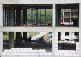 В Лобне продолжается строительство школы на 2200 учащихся