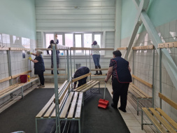 В Лобне провели уборку социальных объектов 