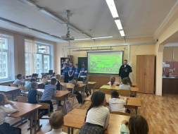 В рамках социального раунда «Один щелчок спасает жизнь» сотрудники Госавтоинспекции г.о. Лобня провели информационно-пропагандистское мероприятие с учащимися МБОУ СОШ №9.