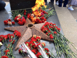Вечный огонь зажегся в Лобне на мемориале «Звоница» и на братской могиле в микрорайоне Красная поляна