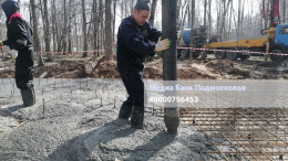 В Центральном парке Лобни готовят площадку под малую сцену