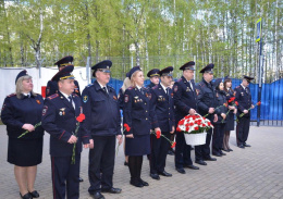 Лобненские полицейские возложили цветы к стеле воинов – освободителей