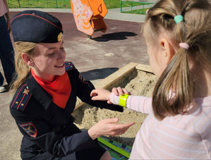 Госавтоинспекторы Лобни провели акцию «Засветись» в парке «Река времени»