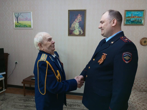 В Лобне полицейские поздравили ветеранов Великой Отечественной войны с Днем Победы В Лобне полицейские поздравили ветеранов Великой Отечественной войны с Днем Победы