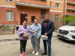 Партийцы Лобни передали книги беженцам из ДНР и ЛНР 
