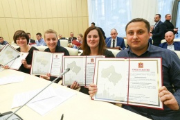 В рамках программы «Социальная ипотека» три специалиста Лобни получили свидетельства на жильё