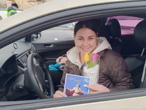 В Лобне сотрудники Госавтоинспекции поздравили женщин-водителей с Международным женским днём