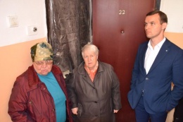 Глава города с руководителями управляющих компаний проверил ход ремонтных работ в подъездах