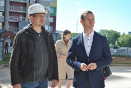Стройплощадку детского сада на улице Жирохова осмотрел Евгений Смышляев 