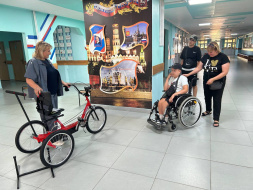 Подростку с диагнозом Spina bifida в Лобне подарили велосипед-тренажер