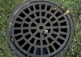 Коммунальщики Лобни устранили течь в парке Защитников Москвы