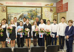 Игорь Демешко вручил первые паспорта лобненским школьникам Игорь Демешко вручил первые паспорта лобненским школьникам